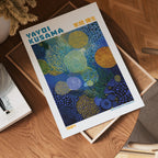Yayoi Kusama Ocean Bloom poster visualiserad på vägg – från Bozetto i hög kvalitet