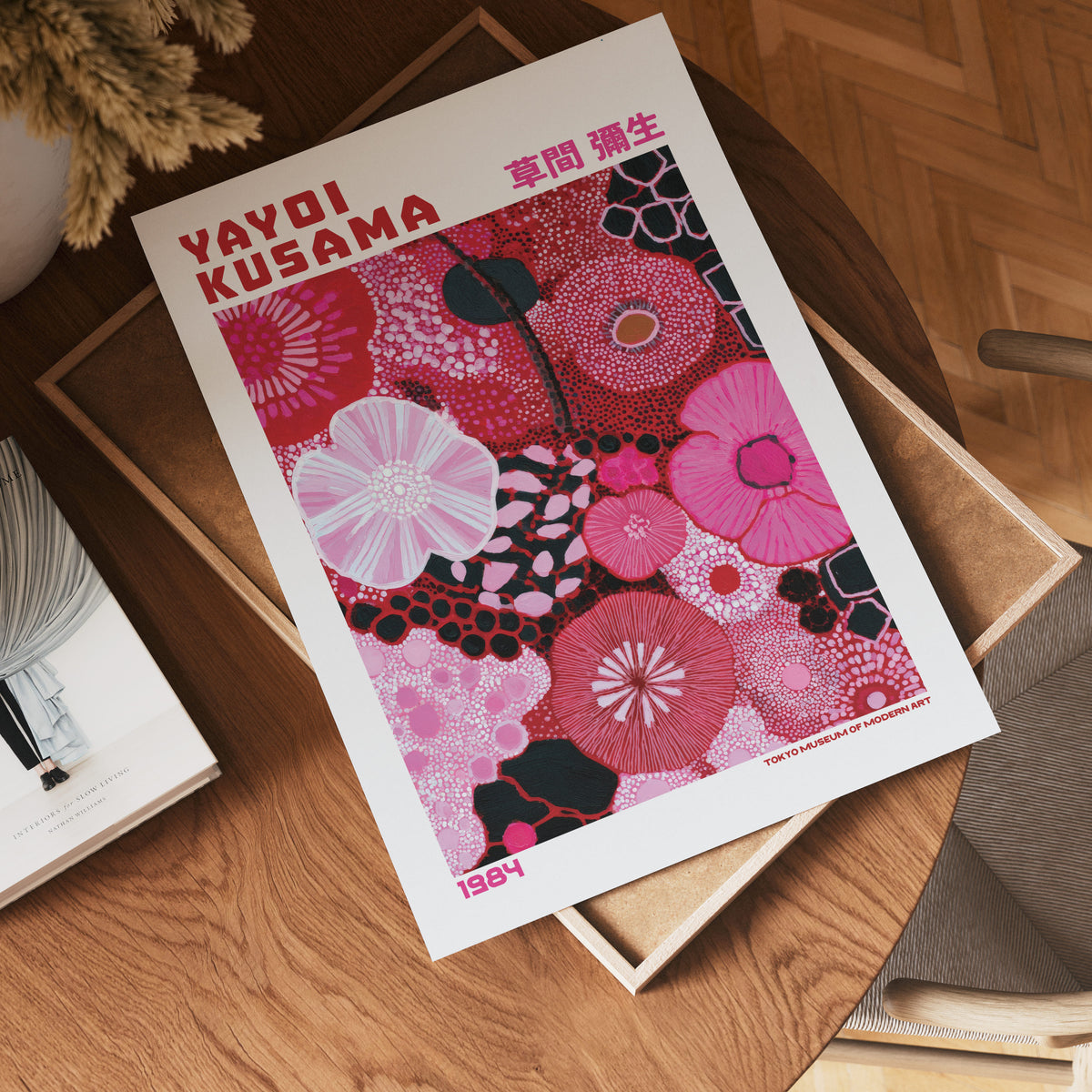 Yayoi Kusama Rose Pulse 1984 poster visualiserad på vägg – från Bozetto i hög kvalitet