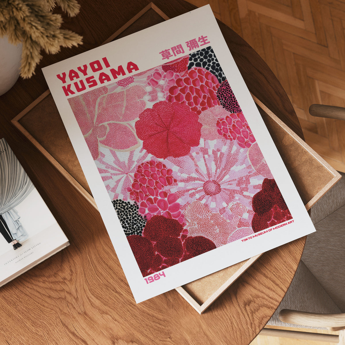 Väggmockup av Yayoi Kusama Blushing Petals affisch på ljus vägg – Bozetto konsttryck