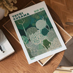 Yayoi Kusama Emerald Canopy poster visualiserad på vägg – från Bozetto i hög kvalitet