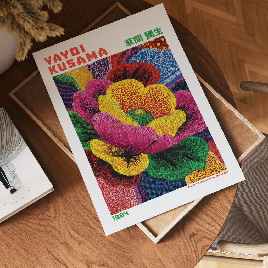 Yayoi Kusama Golden Heart poster visualiserad på vägg – från Bozetto i hög kvalitet