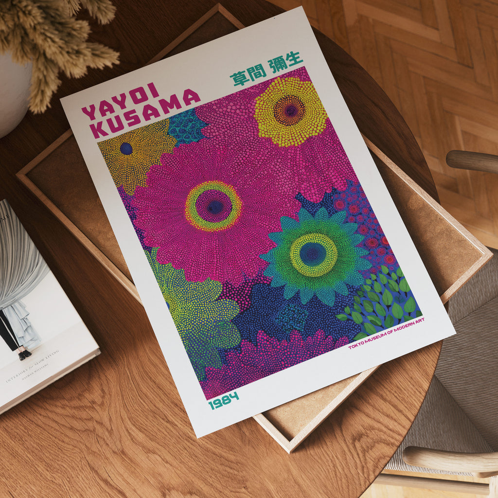 Yayoi Kusama Vivid Bloom poster visualiserad på vägg – från Bozetto i hög kvalitet