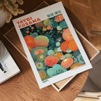 Yayoi Kusama Floating Orbs poster visualiserad på vägg – från Bozetto i hög kvalitet