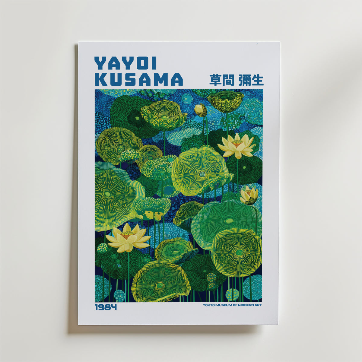 Mockup av Yayoi Kusama Emerald Lotus affisch på vägg – köp enkelt hos Bozetto i hög kvalitet