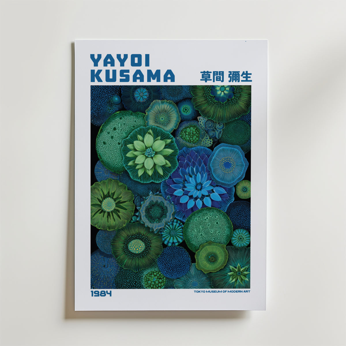 Mockup av Yayoi Kusama Midnight Bloom affisch på vägg – köp enkelt hos Bozetto i hög kvalitet
