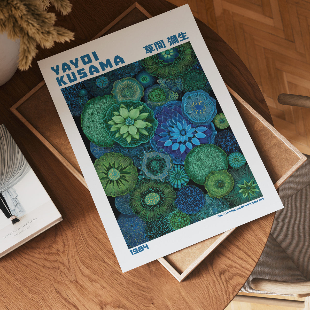 Yayoi Kusama Midnight Bloom poster visualiserad på vägg – från Bozetto i hög kvalitet