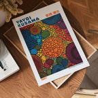 Yayoi Kusama Solar Mosaic poster visualiserad på vägg – från Bozetto i hög kvalitet