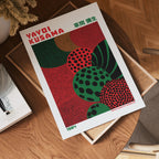 Yayoi Kusama Emerald Pulse poster visualiserad på vägg – från Bozetto i hög kvalitet