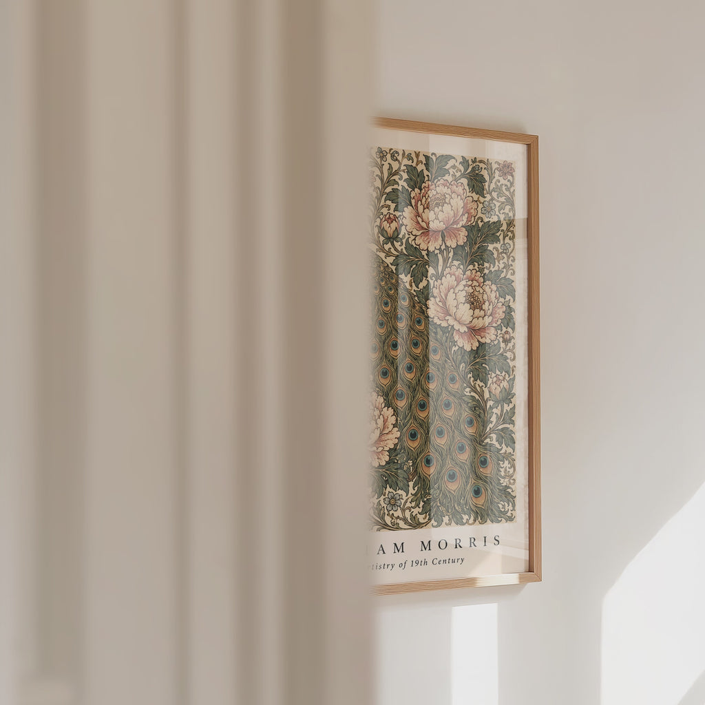 Plakat z pawiem i piwoniami autorstwa Williama Morrisa