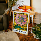 Yayoi Kusama Yellow Garden poster i modern rumsmiljö – konsttryck från Bozetto i hög kvalitet