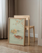 Spring Waters Poster – japanskt träsnitt med två mandarinänder och blommande gren i celadon och persika i ramad miljö i ljust vardagsrum, väggkonst från Bozetto