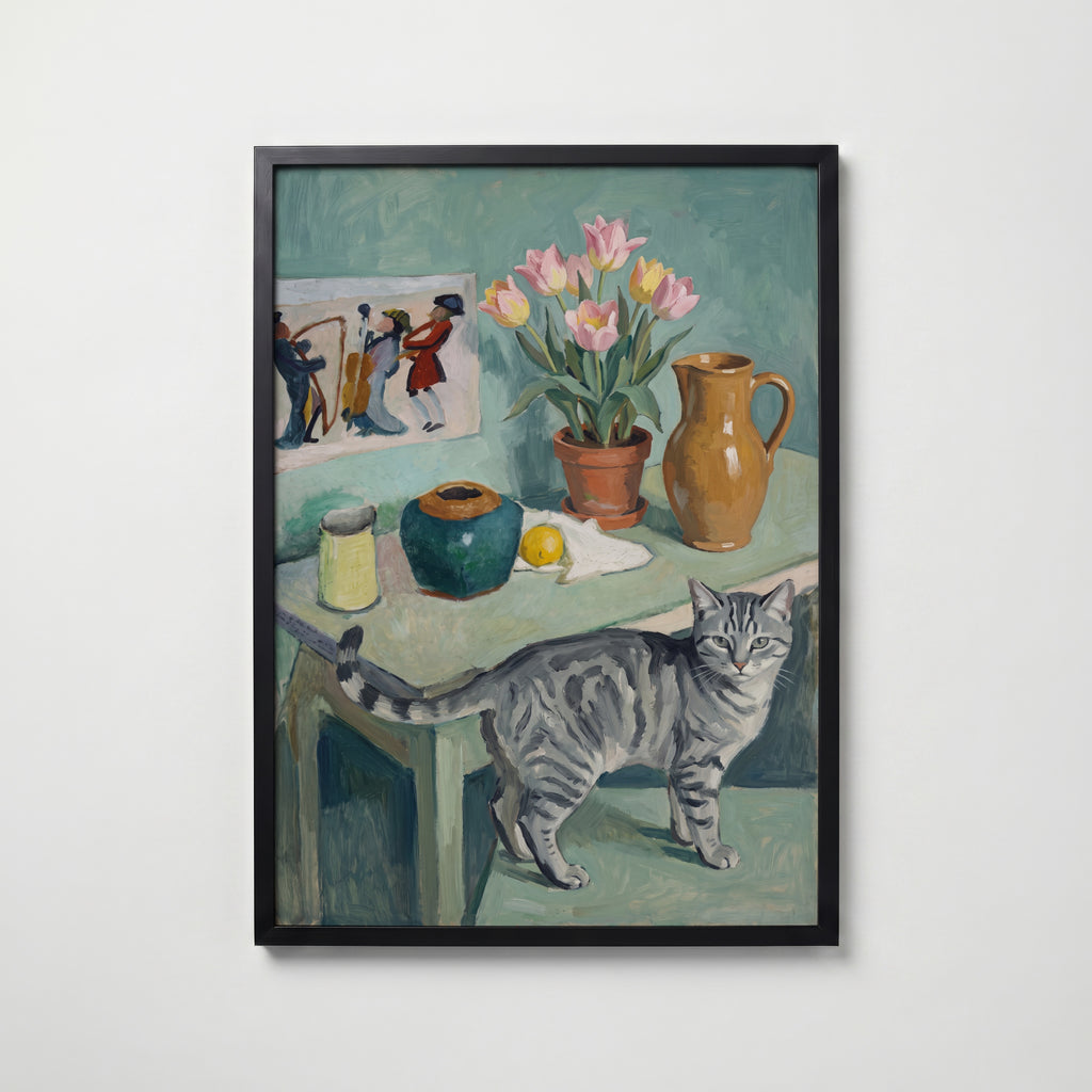 Tabletop Tabby Poster – expressionistiskt stilleben med grå tabbykatt, tulpaner och keramik i teal och grönt i svart ram, väggkonst från Bozetto