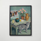 Tabletop Tabby Poster – expressionistiskt stilleben med grå tabbykatt, tulpaner och keramik i teal och grönt i svart ram, väggkonst från Bozetto